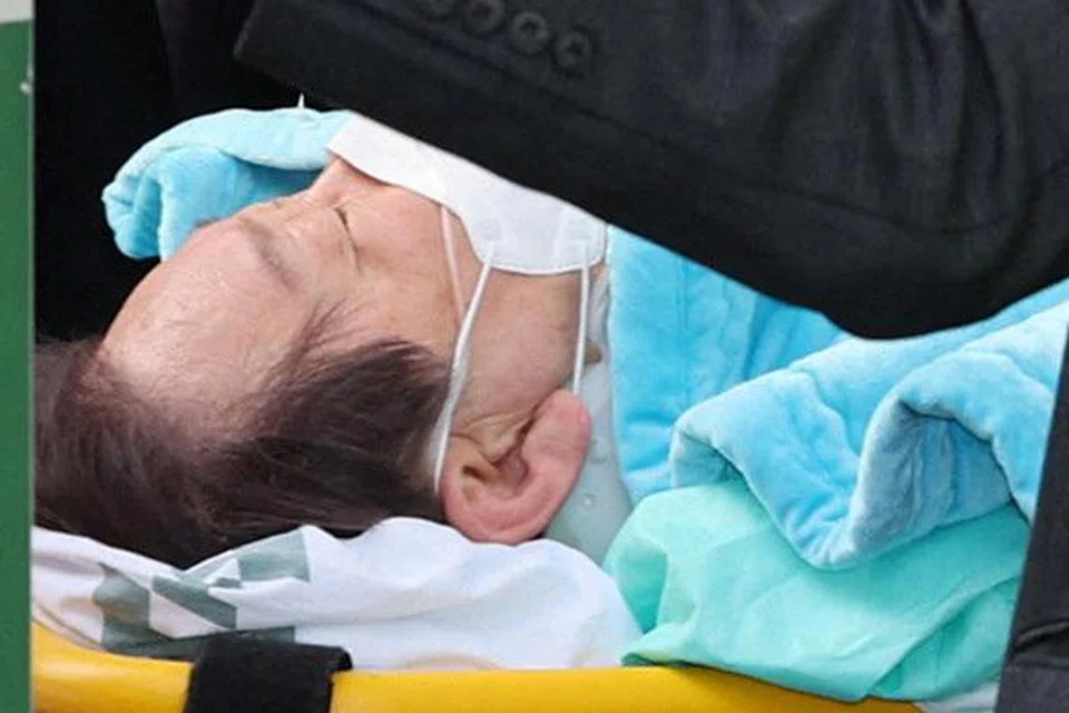 DIKEJARKAN KE HOSPITAL: Ketua parti pembangkang Korea Selatan, Encik Lee Jae-myung, dikejarkan ke hospital selepas ditikam dalam satu serangan ke atasnya. 