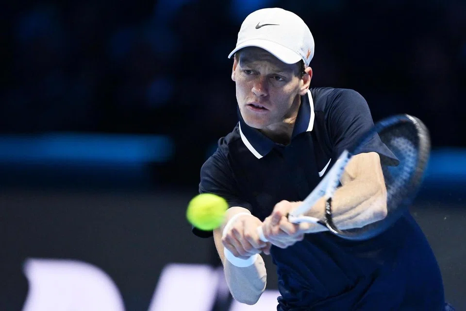 Pemain nombor satu dunia dari Italy, Jannik Sinner sedang beraksi semasa menentang Alex De Minaur dari Australia, di pertandingan akhir Persatuan Pemain Tenis Profesional (ATP) pada 10 November di stadium Inalpi Arena, Italy.