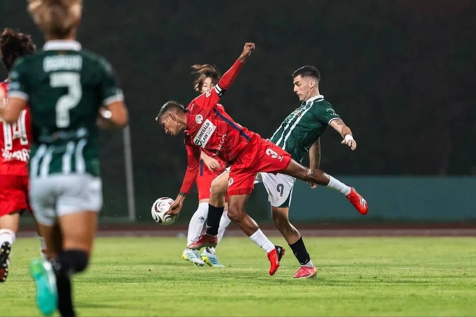 Geylang International dan Balestier Khalsa bersaing sengit dalam perlawanan Minggu 4 Liga Perdana Singapura. Keputusan seri 0-0 menamatkan rekod kemenangan sempurna Geylang, namun mereka kekal di puncak carta liga.