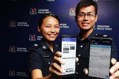 SATU WADAH: Dengan telefon bijak polis baru ini, pegawai boleh menggunakan fungsi seperti menelefon, mesej dan juga untuk melaporkan insiden, semuanya melalui satu wadah. Telefon bijak itu juga membolehkan pegawai untuk mendapatkan maklumat mengenai prosedur operasi dalam perjalanan ke mana-mana lokasi dan juga apabila mereka tidak bekerja. - Foto-foto BH oleh KELVIN CHNG