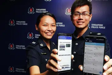 SATU WADAH: Dengan telefon bijak polis baru ini, pegawai boleh menggunakan fungsi seperti menelefon, mesej dan juga untuk melaporkan insiden, semuanya melalui satu wadah. Telefon bijak itu juga membolehkan pegawai untuk mendapatkan maklumat mengenai prosedur operasi dalam perjalanan ke mana-mana lokasi dan juga apabila mereka tidak bekerja. - Foto-foto BH oleh KELVIN CHNG