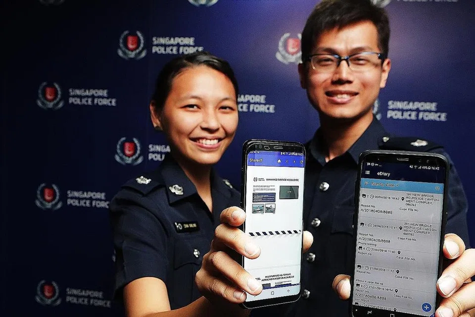 SATU WADAH: Dengan telefon bijak polis baru ini, pegawai boleh menggunakan fungsi seperti menelefon, mesej dan juga untuk melaporkan insiden, semuanya melalui satu wadah. Telefon bijak itu juga membolehkan pegawai untuk mendapatkan maklumat mengenai prosedur operasi dalam perjalanan ke mana-mana lokasi dan juga apabila mereka tidak bekerja. - Foto-foto BH oleh KELVIN CHNG