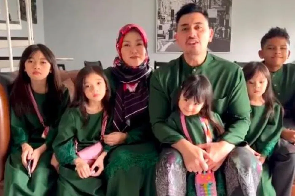 Sabhi Saddi bergambar bersama isteri dan anak-anaknya. 
