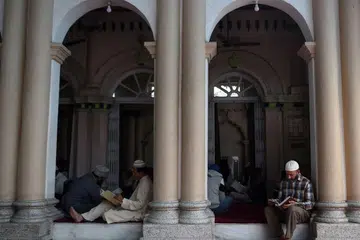CUNGKIL MAKNA: Mentafsirkan ayat Al-Quran menggunakan kaedah kontekstualisme, seperti disaran cendekiawan Profesor Abdullah Saeed, boleh memastikan Al-Quran terus menjadi panduan hidup sepanjang zaman. - Foto hiasan AFP