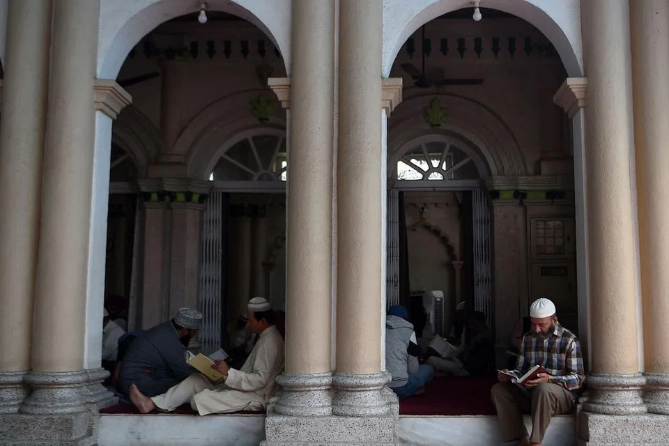 CUNGKIL MAKNA: Mentafsirkan ayat Al-Quran menggunakan kaedah kontekstualisme, seperti disaran cendekiawan Profesor Abdullah Saeed, boleh memastikan Al-Quran terus menjadi panduan hidup sepanjang zaman. - Foto hiasan AFP