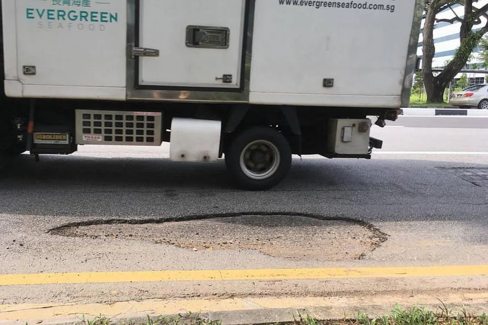 JALAN BERLUBANG KIAN BANYAK KERANA HUJAN: Jalan berlubang di Kallang Avenue. - Foto BH oleh ALPHONSUS CHERN 