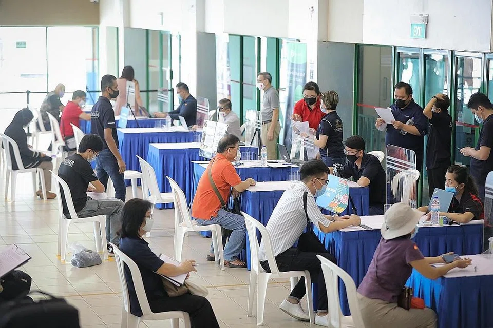 MENCARI REZEKI: Kongres Kesatuan Sekerja Kebangsaan (NTUC) dan Institut Pekerjaan dan Daya Kerja (e2i) anjur pameran kerjaya di Kelab Masyarakat Chong Pang 20 Ogos lalu 160 orang tampil. - Foto BH oeh ONG WEE JIN 