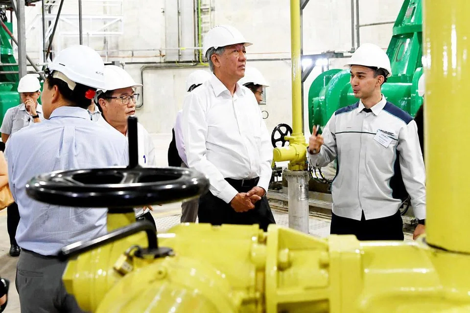 DPM Teo Chee Hean ketika mengulas mengenai pelaburan yang perlu dibuat demi memastikan keselamatan air negara, contohnya Sistem Pembetungan Terowong Dalam (DTSS) yang membekal kumbahan yang digunakan bagi AirBaru kepada loji Changi. - Foto BH oleh KHALID BABA