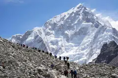 Pendaki menuju ke arah kem pangkalan Everest dari Lobuche di daerah Solukhumbu, juga dikenali sebagai rantau Everest di Nepal, pada 12 April 2025.
