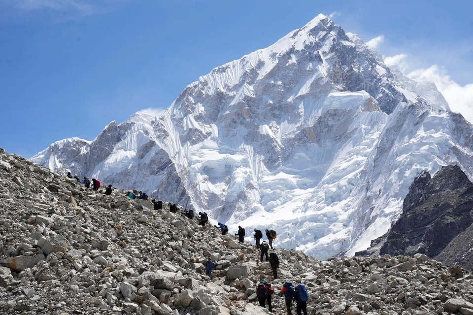 Pendaki menuju ke arah kem pangkalan Everest dari Lobuche di daerah Solukhumbu, juga dikenali sebagai rantau Everest di Nepal, pada 12 April 2025.