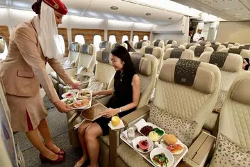 KESELESAAN TERJAMIN: Kelas ekonomi premium yang baru ditawarkan syarikat penerbangan Emirates bertujuan memberi keselesaan buat penumpang.