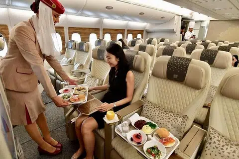 KESELESAAN TERJAMIN: Kelas ekonomi premium yang baru ditawarkan syarikat penerbangan Emirates bertujuan memberi keselesaan buat penumpang.