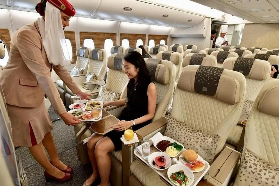 KESELESAAN TERJAMIN: Kelas ekonomi premium yang baru ditawarkan syarikat penerbangan Emirates bertujuan memberi keselesaan buat penumpang.