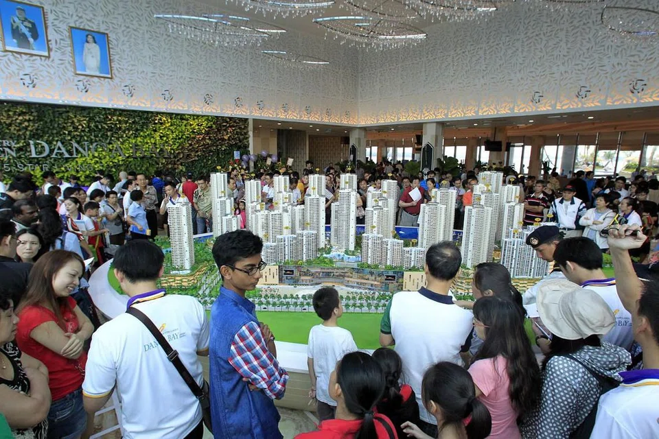 Orang ramai melihat sebuah model Country Garden Danga Bay semasa pelancarannya di Johor Bahru. 