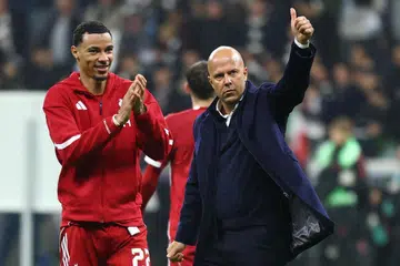 Hugo Ekitike (kiri) dan pengurus Arne Slot meraikan kemenangan besar selepas perlawanan berakhir.