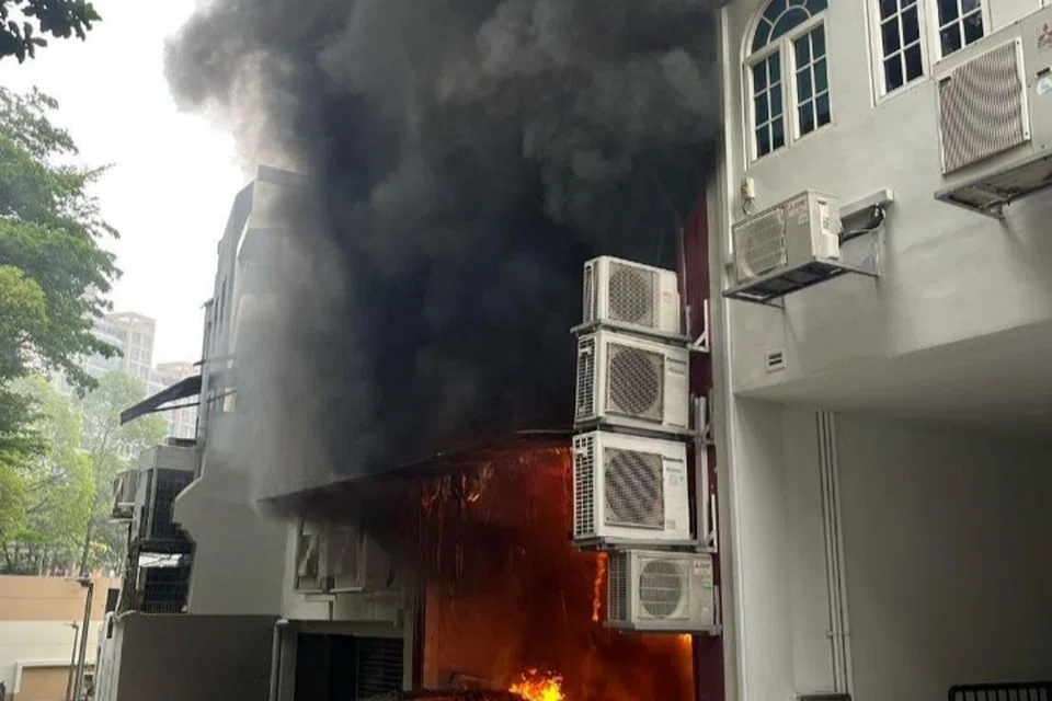 Pasukan Pertahanan Awam Singapura (SCDF) berkata dalam satu kenyataan di Facebook sekitar tengah hari bahawa ia dimaklumkan mengenai kebakaran di 278 River Valley Road pada kira-kira 9.45 pagi.
