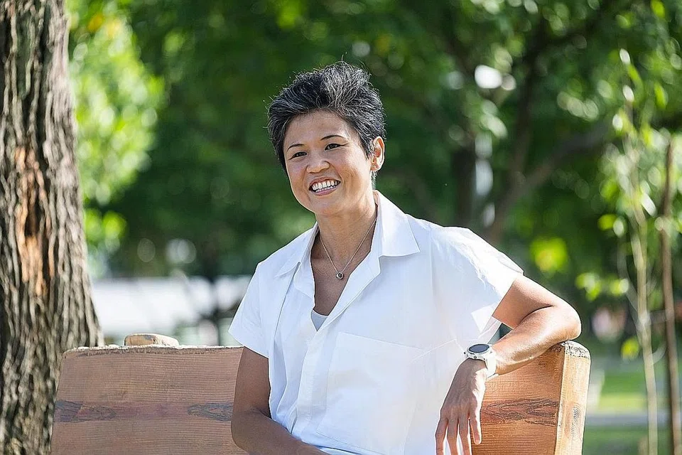 TANGGUNGJAWAB SEMUA: Cik Poh bertekad memperkenalkan inisiatif hijau di peringkat akar umbi bagi menyebarkan mesej mengenai peri pentingnya menjadi hijau kepada setiap lapisan masyarakat. - Foto fail ST