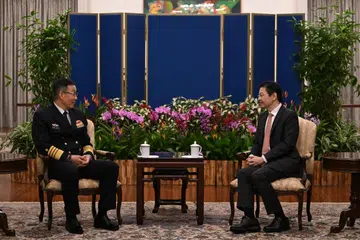 Menteri Pertahanan China, Laksamana (ADM) Dong Jun (kiri), bertemu dengan Perdana Menteri, Encik Lawrence Wong (kanan), di Istana pada 31 Mei sebagai sebahagian daripada lawatan pengenalannya ke Singapura.