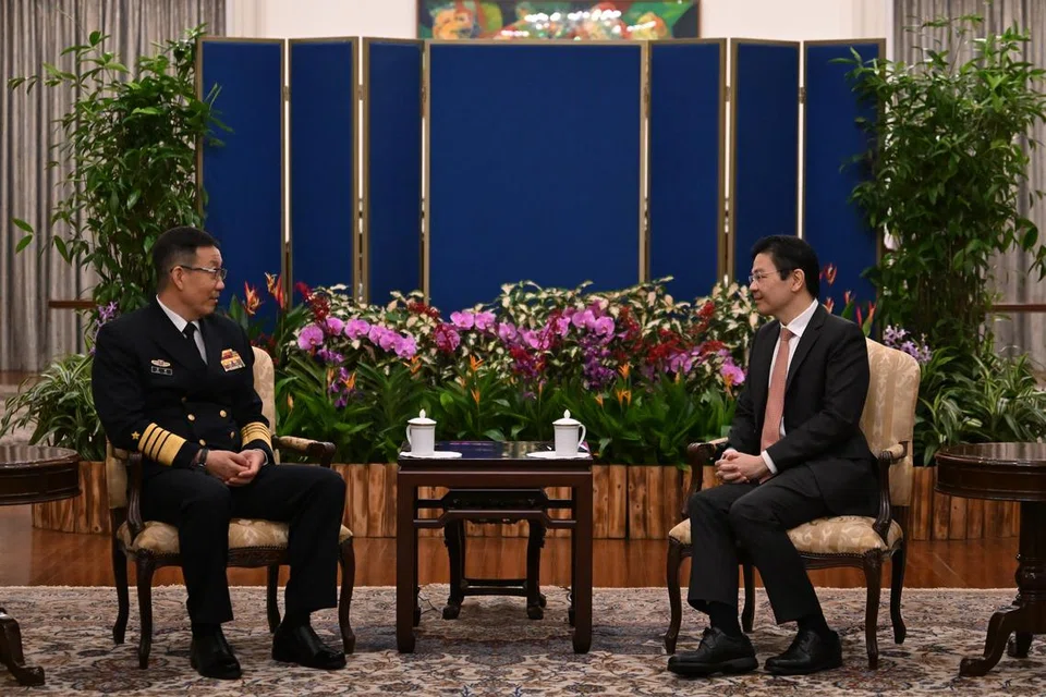 Menteri Pertahanan China, Laksamana (ADM) Dong Jun (kiri), bertemu dengan Perdana Menteri, Encik Lawrence Wong (kanan), di Istana pada 31 Mei sebagai sebahagian daripada lawatan pengenalannya ke Singapura.