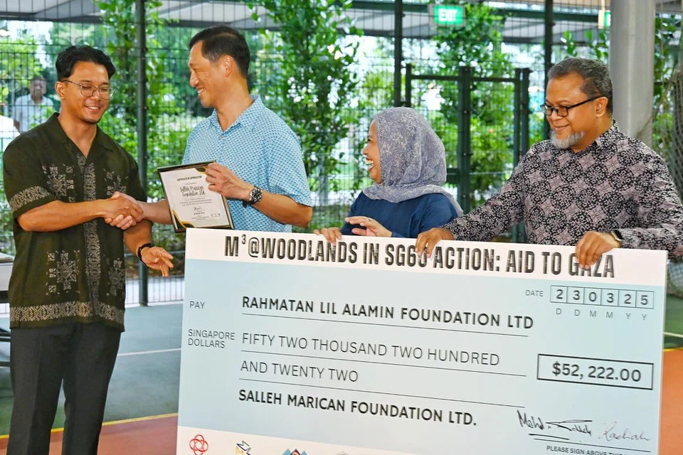 Encik Ong Ye Kung (dua dari kiri), Cik Mariam Jaafar (dua dari kanan) dan Encik Hanz Azlan (kiri) menyampaikan cek daripada Yayasan Salleh Marican Ltd kepada Encik Zalman Putra Ahmad Ali daripada RLAF.