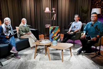 Perunding Kanan, Jabatan Neurologi, di Institut Neurosains Kebangsaan (NNI), Dr Pang Yee Ha (dua dari kanan); dan selebriti tempatan, Suhaimi Yusof bersembang tentang peri penting pencegahan angin ahmar, bersama Wartawan BH, Cik Nur Humaira Sajat (kiri); dan Penerbit dan Penyampai podcast NoTapis, Cik Natasha Mustafa.                                