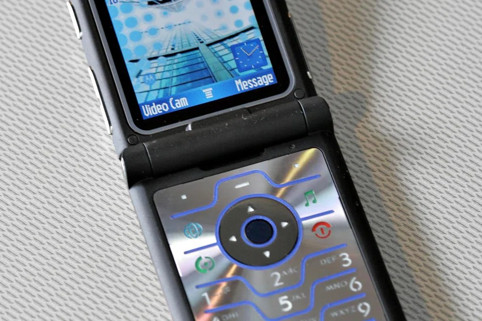 TELEFON LAMA: Sebelum ini Motorola pernah memperkenalkan telefon yang boleh diliipat namun skrinnya tidak boleh dilipat.