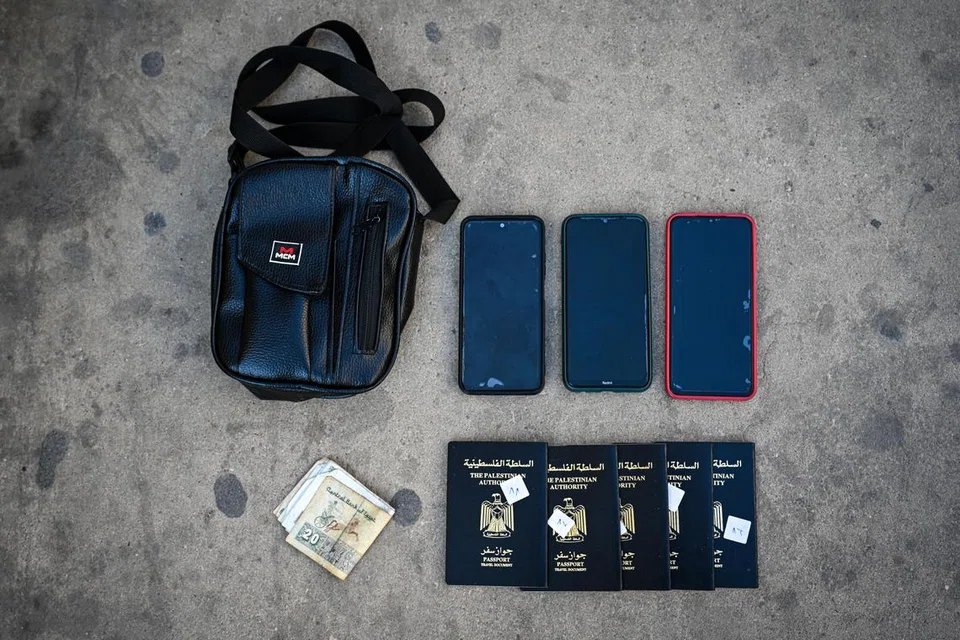 BARANG KEPERLUAN: Barang-barang keperluan  Encik Akmal Galeb Abo Khodra dan keluarganya termasuk sebuah beg, telefon bimbit, pasport dan sedikit wang tunai. Keluarga tiga beranak itu hanya membawa beg itu semasa melarikan diri ke Mesir. 