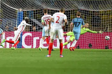 Pemain tengah Tiemoue Bakayoko (kiri) menjaringkan gol ketiga Monaco, yang menewaskan Manchester CIty 3-1 dalam perlawanan pusingan 16 pasukan Liga Juara-Juara di Stade Louis II di Monaco pada 15 Mac 2017. 