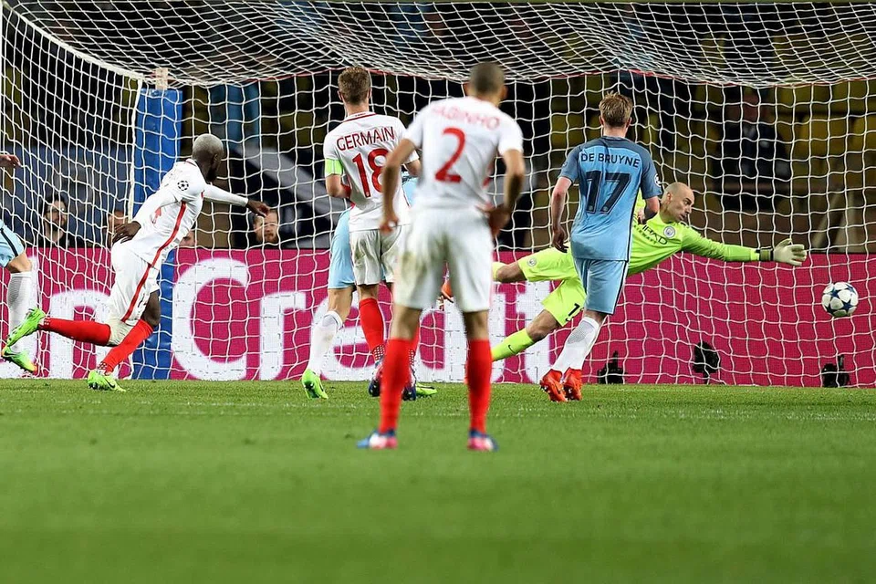 Pemain tengah Tiemoue Bakayoko (kiri) menjaringkan gol ketiga Monaco, yang menewaskan Manchester CIty 3-1 dalam perlawanan pusingan 16 pasukan Liga Juara-Juara di Stade Louis II di Monaco pada 15 Mac 2017. 