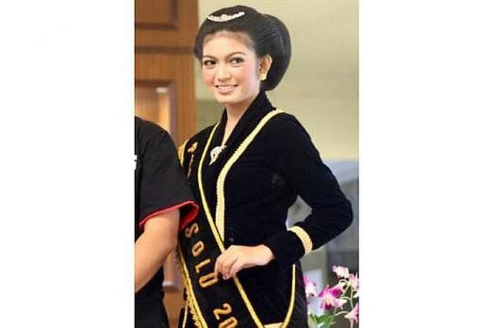 RATU: Cik Selvi semasa dinobatkan sebagai Ratu Cantik Surakarta 2009
