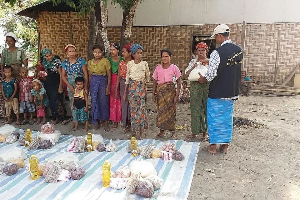 AGIH HABUAN UNTUK FAKIR MISKIN ROHINGYA: Syukran Group mengagihkan habuan makanan kepada fakir miskin Rohingya di perkampungan Oken dan Arakan di Myanmar, baru-baru ini.- Foto ISMAIL SAPARI