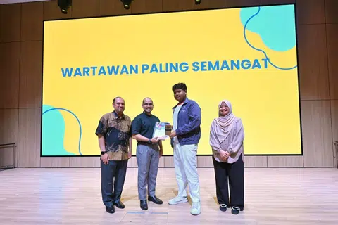 Muhammad Naufal Anaqi  Rosli (dua dari kanan) dari Sekolah Gan Eng Seng meraih Anugerah Wartawan Paling Semangat.