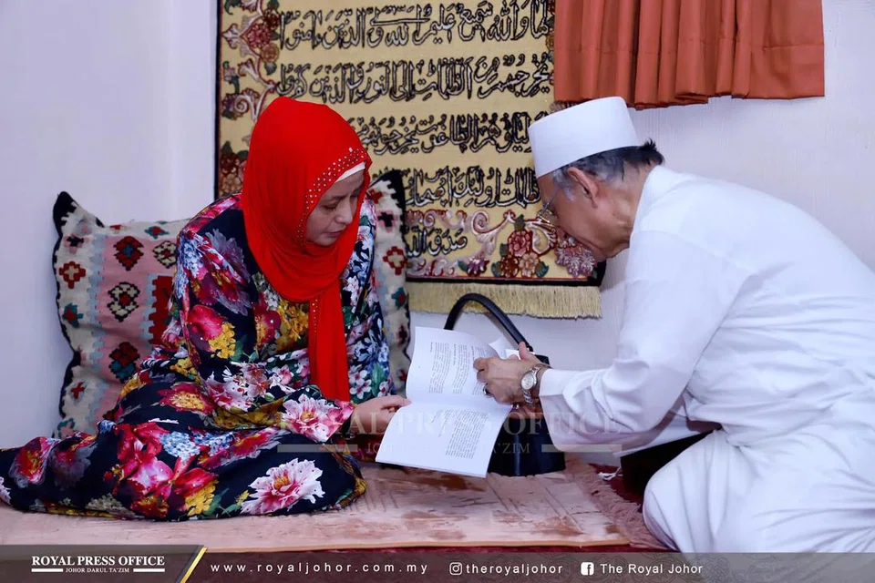 Raja Permaisuri Agong, Raja Zarith Sofiah bersama Habib Hassan Al-Attas ketika melawat Masjid Ba’alwie pada 2019. Kunjungan itu, kata Habib Hassan, adalah untuk mengeratkan silaturahim antara “sesama kita” dan antara Singapura dengan negara jiran. Permaisuri itu juga sempat bermesra dengan anggota jemaah masjid sebelum dibawa ke muzium mini yang terletak di perkarangan masjid.