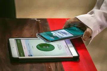 IKUT LANGKAH PENGURUSAN SELAMAT BARU: Muis berkata kadar tempahan agak konsisten dengan solat Jumaat yang diadakan pada minggu sebelumnya apabila Langkah Pengurusan Selamat Berdasarkan Status Vaksinasi (VDS) belum dilaksanakan. - Foto BH oleh NUR DIYANA TAHA