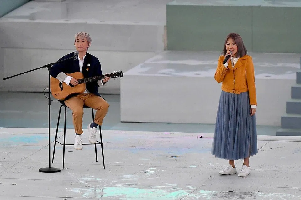 BAKAT TEMPATAN: Duo mandopop, The Freshman, Chen Diya (kiri) dan Carrie Yeo dalam penampilan pertama mereka di NDP dengan persembahan lagu, 'Call Me (Not Maybe)' versi bahasa Inggeris lagu Mandarin 'You Kong Ji De Yue Wo. - Foto BM oleh LIM YAOHUI