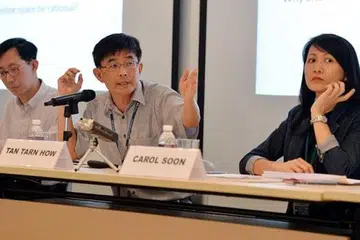 PERBINCANGAN MENILAI KERASIONALAN RUANG POLITIK DALAM TALIAN: (Dari kiri) Profesor Lim Ee Peng, Encik Tan Tarn How dan Cik Carol Soon, dalam seminar di Bangunan Oei Tiong Ham, Lee Kuan Yew School of Public Policy anjuran Institute of Policy Studies Rabu lalu. - Foto M.O. SALLEH