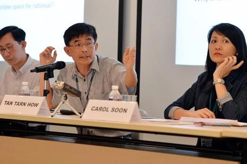 PERBINCANGAN MENILAI KERASIONALAN RUANG POLITIK DALAM TALIAN: (Dari kiri) Profesor Lim Ee Peng, Encik Tan Tarn How dan Cik Carol Soon, dalam seminar di Bangunan Oei Tiong Ham, Lee Kuan Yew School of Public Policy anjuran Institute of Policy Studies Rabu lalu. - Foto M.O. SALLEH