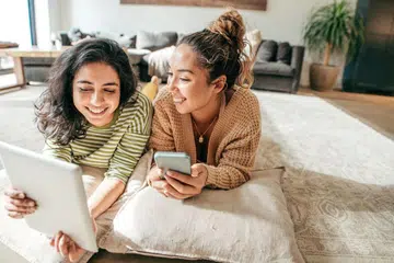 MENGHARGAI HUBUNGAN DIGITAL: Golongan milenial dibesarkan dalam era teknologi yang serba pantas dan mengenali dunia yang tiada keterbatasan akses kepada maklumat. Oleh itu, sebagai ibu bapa, mereka akan lebih mengamalkan keibubapaan digital (digital parenting). Dengan penggunaan teknologi dengan bertanggungjawab dan sesuai dengan peringkat umur anak, ia dapat meningkatkan peluang pembelajaran dan mengeratkan hubungan antara ibu bapa dan anak-anak. - Foto ISTOCKPHOTO