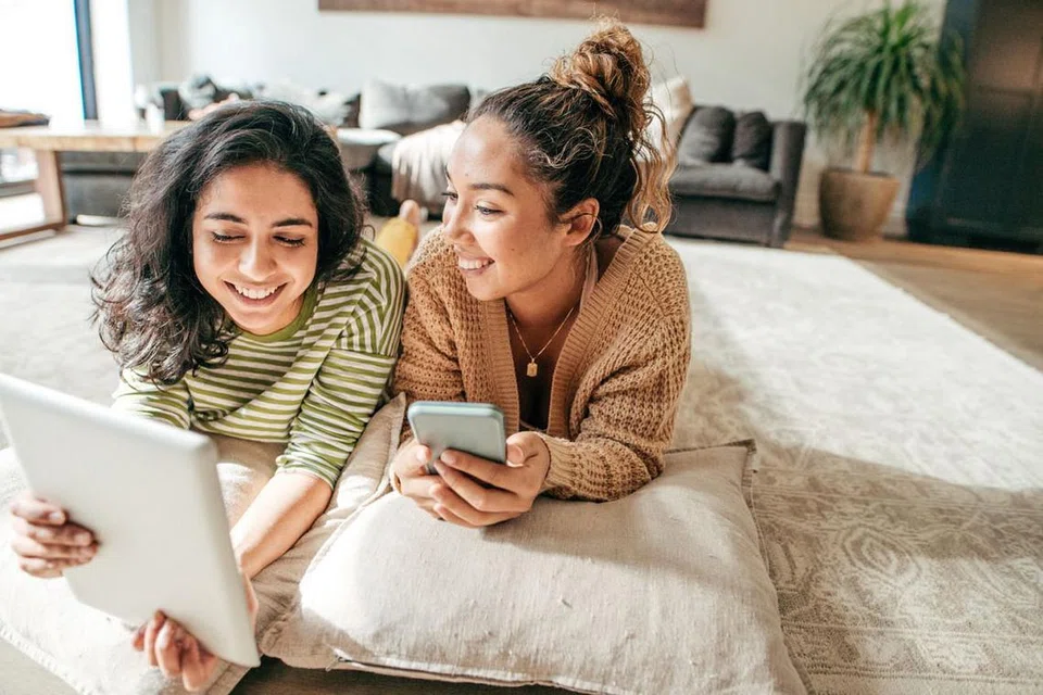 MENGHARGAI HUBUNGAN DIGITAL: Golongan milenial dibesarkan dalam era teknologi yang serba pantas dan mengenali dunia yang tiada keterbatasan akses kepada maklumat. Oleh itu, sebagai ibu bapa, mereka akan lebih mengamalkan keibubapaan digital (digital parenting). Dengan penggunaan teknologi dengan bertanggungjawab dan sesuai dengan peringkat umur anak, ia dapat meningkatkan peluang pembelajaran dan mengeratkan hubungan antara ibu bapa dan anak-anak. - Foto ISTOCKPHOTO