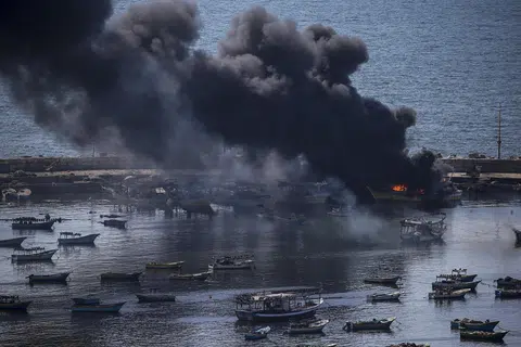 PENGEBOMAN BERTERUSAN: Asap tebal dilihat di Pelabuhan Gaza ekoran serangan udara berterusan Israel pada Khamis yang dikhuatiri bakal menyebabkan krisis kemanusiaan di kawasan itu semakin buruk.