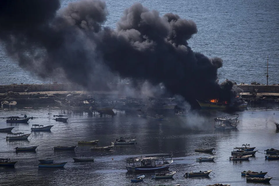 PENGEBOMAN BERTERUSAN: Asap tebal dilihat di Pelabuhan Gaza ekoran serangan udara berterusan Israel pada Khamis yang dikhuatiri bakal menyebabkan krisis kemanusiaan di kawasan itu semakin buruk.