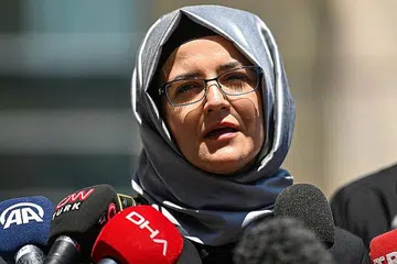 MAHU DIHUKUM: Cik Hatice Cengiz (atas) mahu Amerika menghukum Putera Mohammed Bin Salman bagi pembunuhan tunangnya, wartawan Jamal Khashoggi. - Foto AFP, EPA-EFE