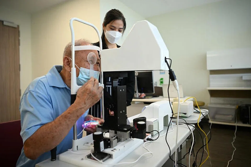Encik Foong Yee Kong, 76 tahun, yang merupakan pekerja pembersihan sambilan, menggunakan mesin Automated Visual Acuity.