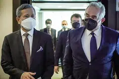 KUKUHKAN HUBUNGAN: Dr Balakrishnan (kiri) mengadakan perbincangan bersama Penyelaras Ehwal Indo-Pasifik, Encik Kurt Campbell, di Washington DC. - Foto MFA
