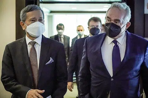 KUKUHKAN HUBUNGAN: Dr Balakrishnan (kiri) mengadakan perbincangan bersama Penyelaras Ehwal Indo-Pasifik, Encik Kurt Campbell, di Washington DC. - Foto MFA