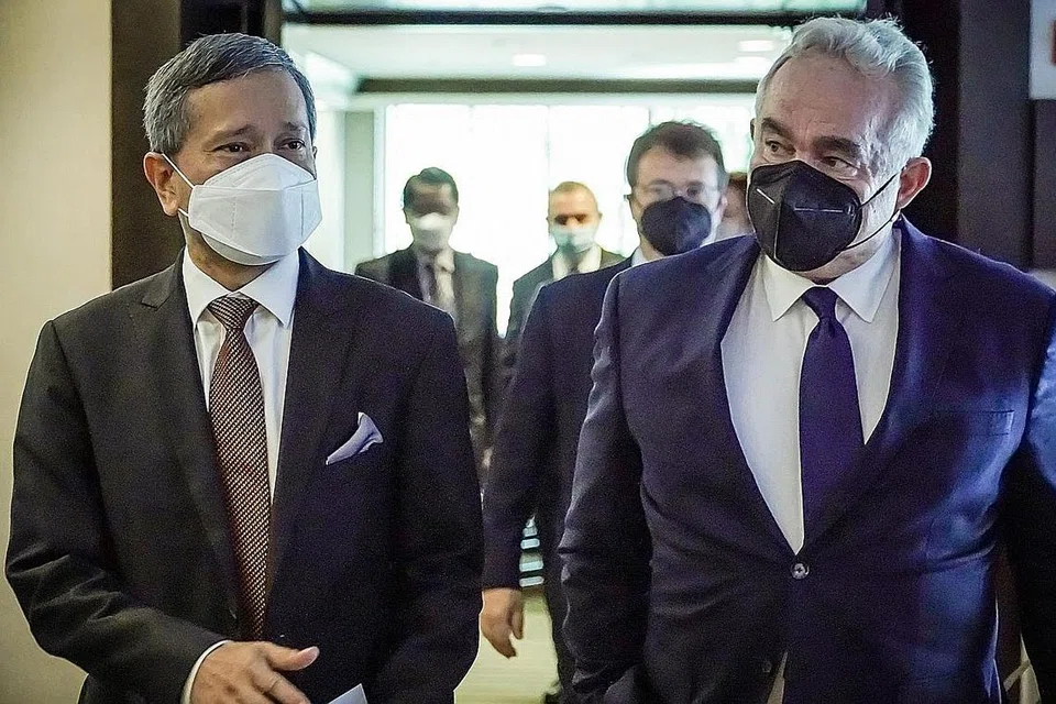 KUKUHKAN HUBUNGAN: Dr Balakrishnan (kiri) mengadakan perbincangan bersama Penyelaras Ehwal Indo-Pasifik, Encik Kurt Campbell, di Washington DC. - Foto MFA