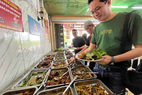Encik Mizhael Kong, 35 tahun, tertarik dengan menu masakan Melayu di Hanie’s Cafe. 