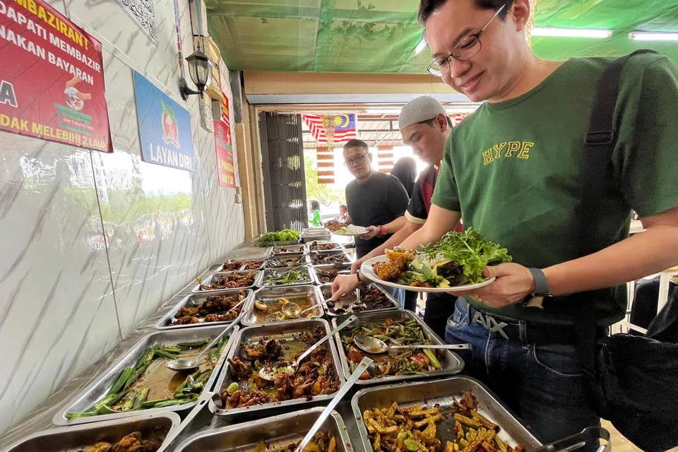 Encik Mizhael Kong, 35 tahun, tertarik dengan menu masakan Melayu di Hanie’s Cafe. 