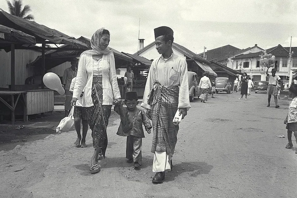 NOSTALGIA: Tahun 1950-an - AMBOI! SEHATI SEJIWA Sepanjang suami isteri dengan pakaian sedondong berwarna putih berjalan Raya dengan anak kecil mereka dalam foto yang dipetik di kawasan Geylang Serai pada 1952. 