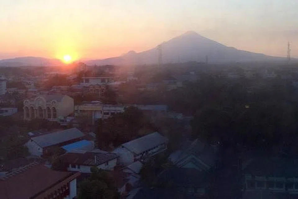 SURIA PAGI: Matahari terbit di pagi hari di Manado. - Foto-foto JAILANI ROHANI